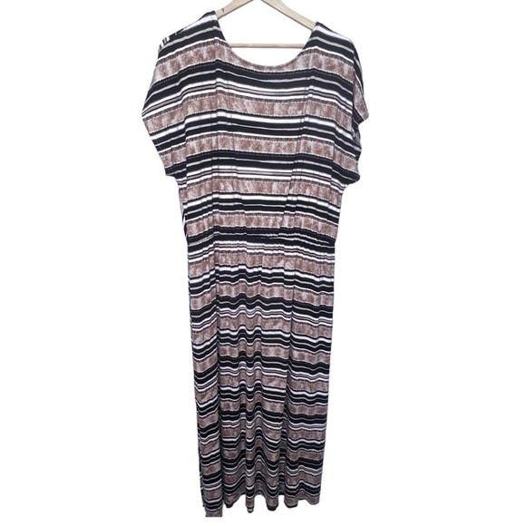 Addition Elle Love & Legend Faux Wrap Maxi
Dress Size 2x - Picture 4 of 10